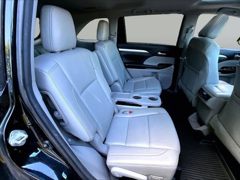 Certified 2017 Toyota Highlander XLE AWD/4WD image 19