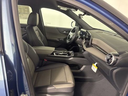 New 2026 Chevrolet Equinox LT w/ Convenience Package II AWD/4WD image 16