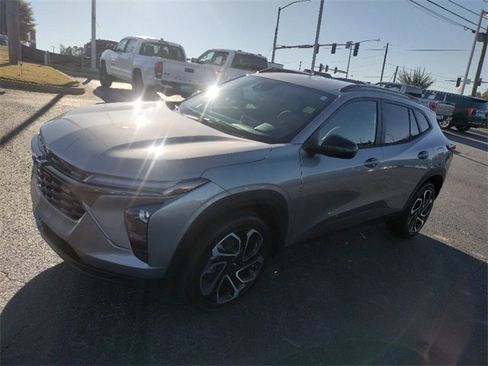 Used 2025 Chevrolet Trax RS w/ Driver Confidence Package image 3