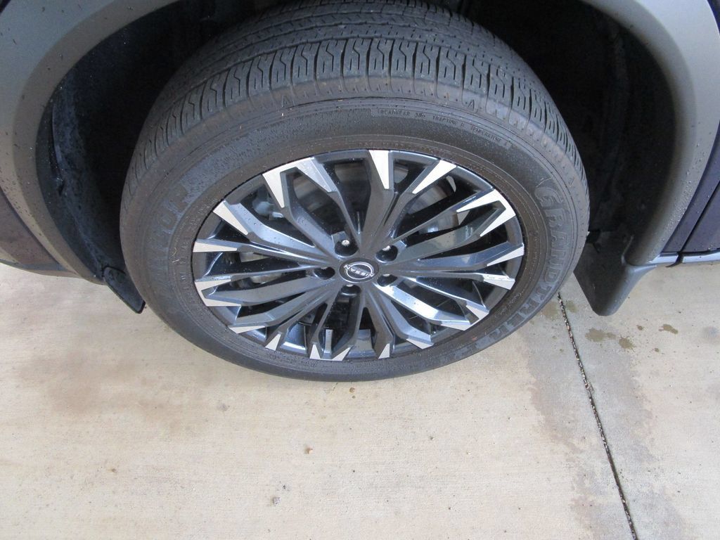 Used 2025 Nissan Rogue SL w/ Tech Package FWD image 12
