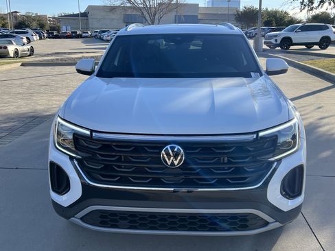 Certified 2025 Volkswagen Atlas Cross Sport SE w/ Panoramic Sunroof Package image 3