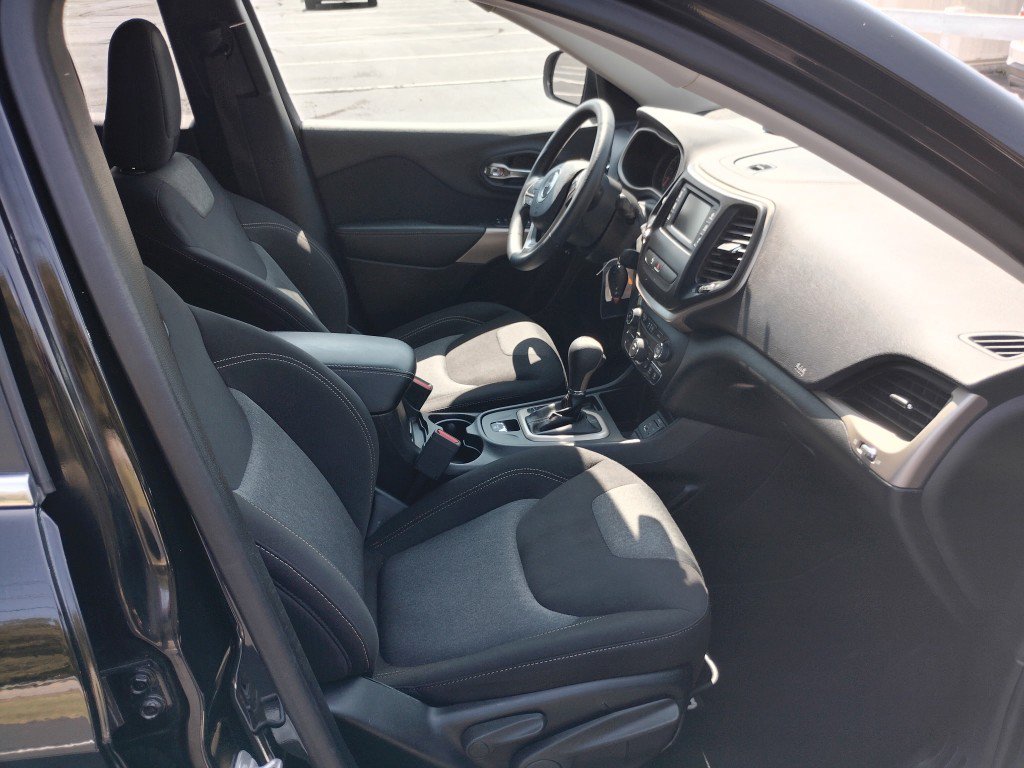 Used 2018 Jeep Cherokee Latitude w/ Safety Group FWD image 11