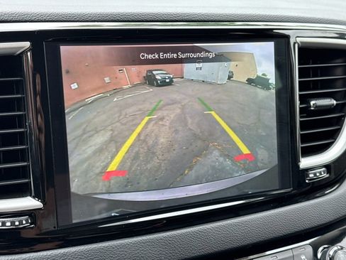 Used 2023 Chrysler Pacifica Touring-L image 16