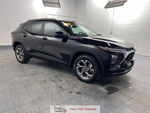Used 2025 Chevrolet Trax LT FWD image 3