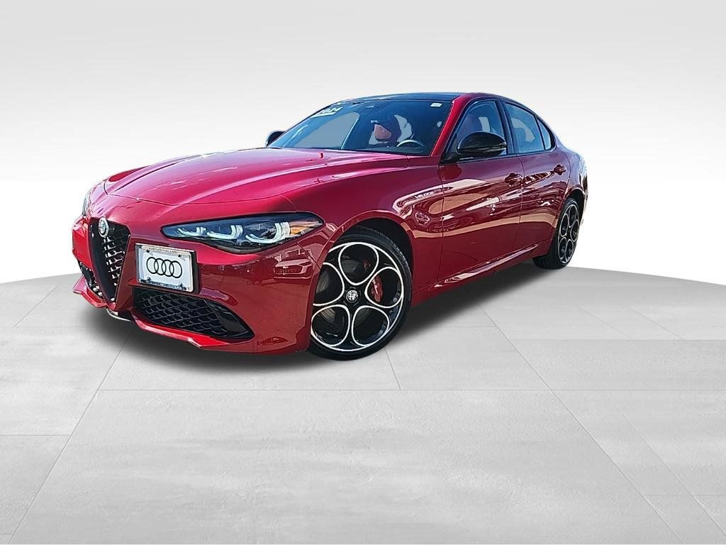 Used 2024 Alfa Romeo Giulia Veloce AWD/4WD image 3