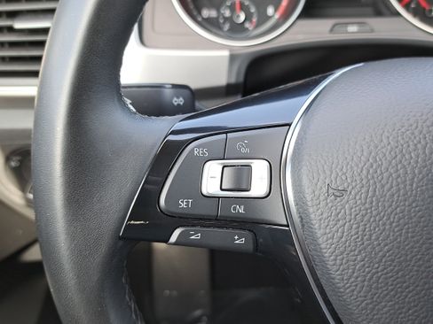 Used 2018 Volkswagen Atlas SE FWD image 17