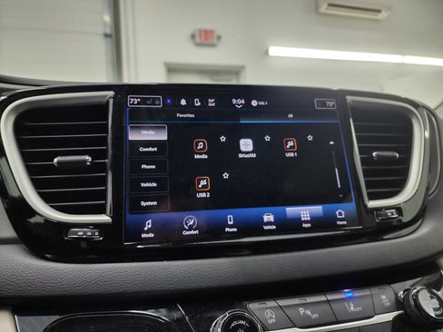 Used 2024 Chrysler Pacifica Touring-L image 51