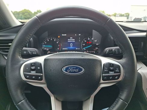 Used 2023 Ford Explorer XLT AWD/4WD image 19