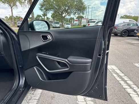 Used 2025 Kia Soul LX w/ LX Technology Package FWD image 13