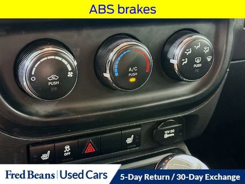 Used 2014 Jeep Patriot Latitude AWD/4WD image 17