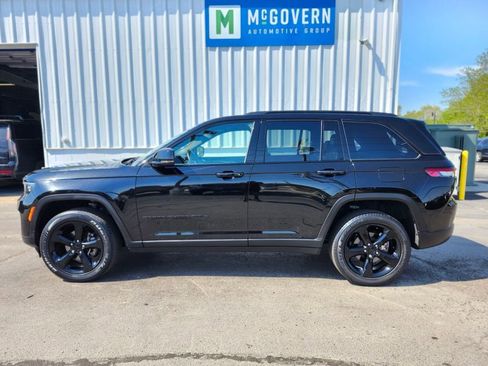 Used 2022 Jeep Grand Cherokee Altitude AWD/4WD image 2