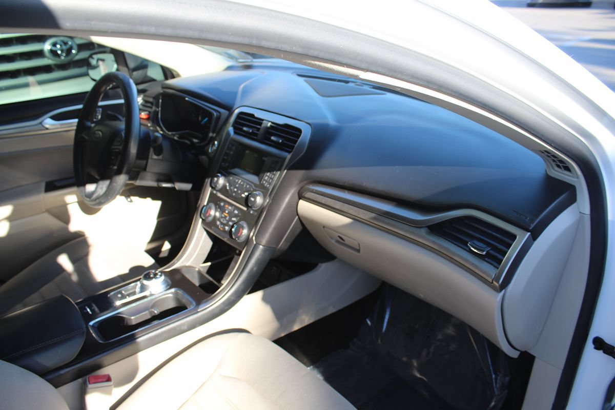 Used 2018 Ford Fusion SE FWD image 18
