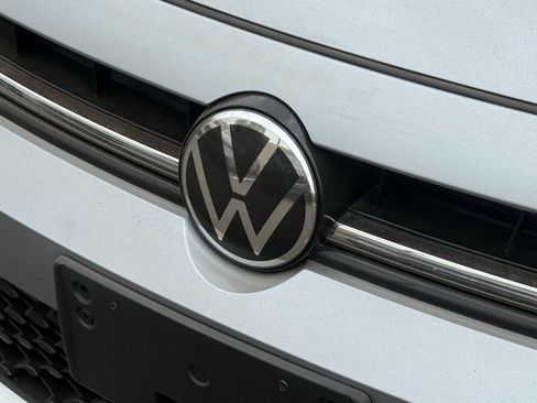 Used 2025 Volkswagen Jetta SE FWD image 33