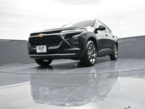 Used 2025 Chevrolet Trax LT w/ LT Convenience Package FWD image 24
