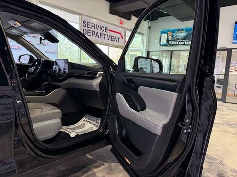 Used 2022 Toyota Highlander LE FWD image 41