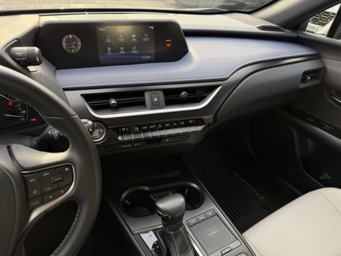 Used 2022 Lexus UX 200 image 16