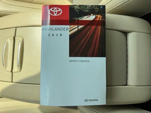 Used 2019 Toyota Highlander XLE AWD/4WD image 22