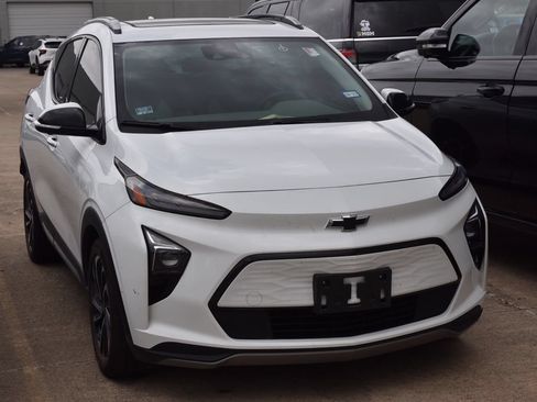 Used 2023 Chevrolet Bolt EUV Premier w/ Sun & Sound Package FWD image 4