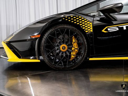Used 2024 Lamborghini Huracan STO image 18