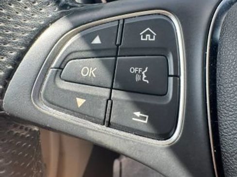 Used 2018 Mercedes-Benz GLC 300 4MATIC w/ Multimedia Package image 11