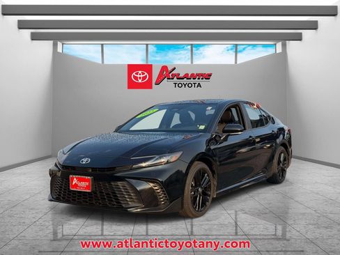 Used 2025 Toyota Camry SE FWD image 2