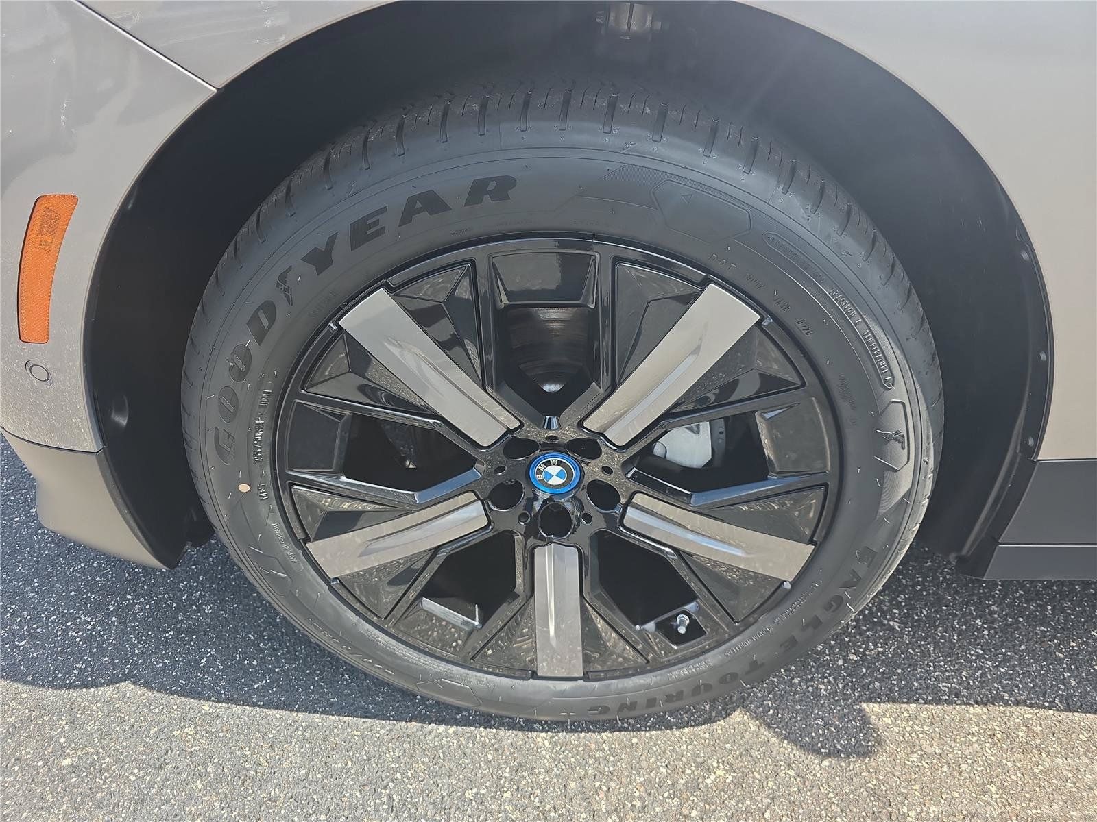 Certified 2025 BMW iX xDrive50 w/ Luxury Package AWD/4WD image 7