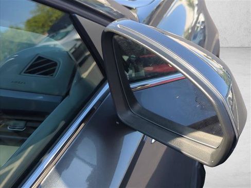 Used 2022 Volkswagen Taos SE w/ Panoramic Sunroof Package FWD image 5