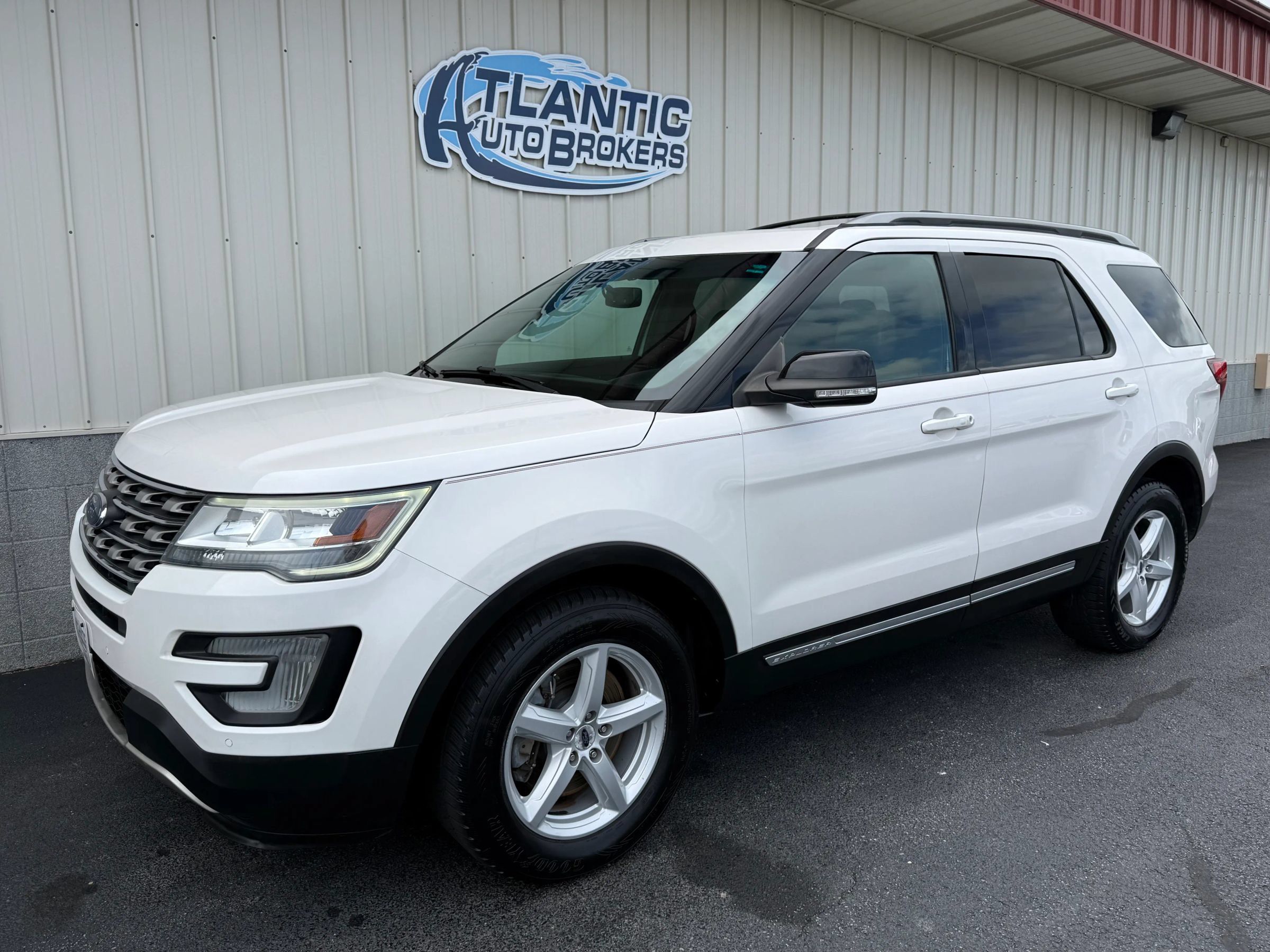 Used 2017 Ford Explorer XLT w/ Equipment Group 202A AWD/4WD image 1