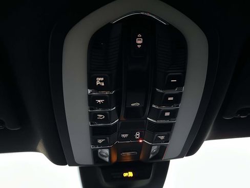 Used 2023 Porsche Macan Turbo image 34