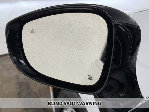 Used 2024 Chrysler Pacifica Touring-L image 4