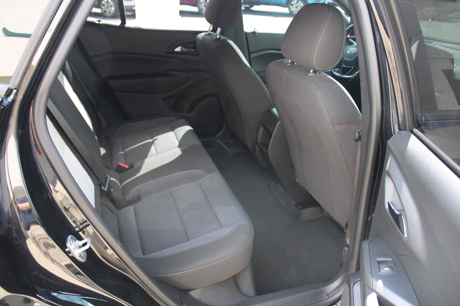Used 2024 Chevrolet Trax RS FWD image 23