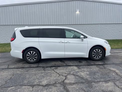 Used 2022 Chrysler Pacifica Touring-L image 9