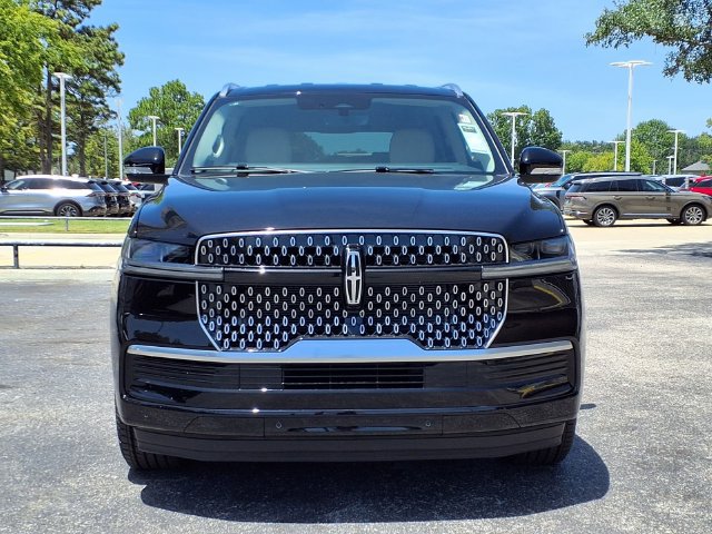 New 2027 Lincoln Navigator Premiere RWD image 3