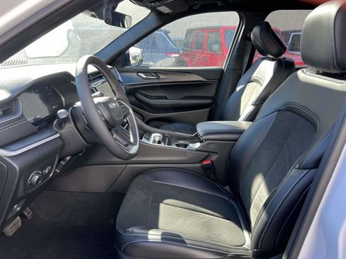 Used 2025 Jeep Grand Cherokee L Altitude image 13