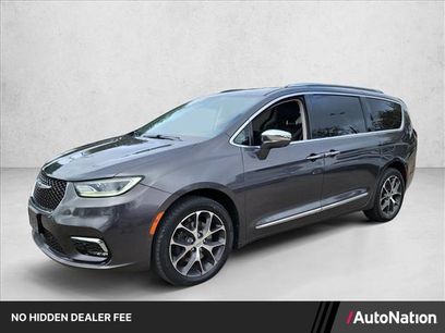 Used 2021 Chrysler Pacifica Limited w/ Uconnect Theater Family Group
