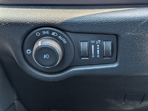Used 2025 Chrysler Pacifica Select FWD image 33
