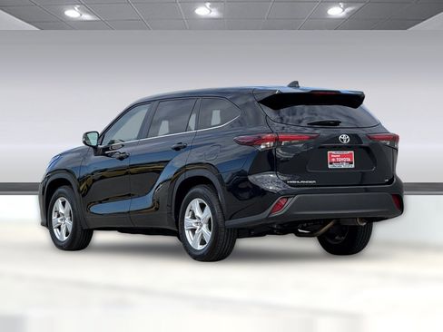 Used 2025 Toyota Highlander LE FWD image 3