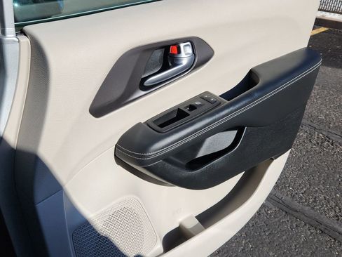 Used 2024 Chrysler Pacifica Touring-L image 16