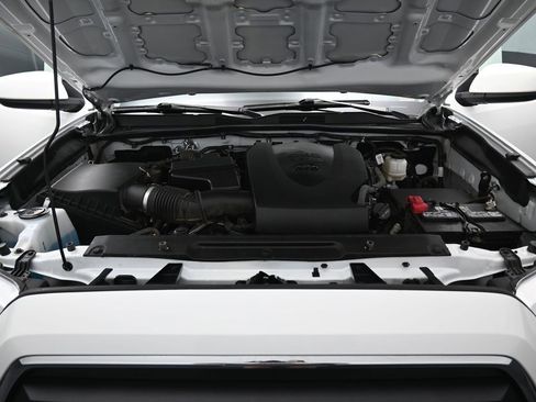 Certified 2022 Toyota Tacoma SR5 AWD/4WD image 32