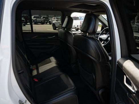 Used 2023 Jeep Grand Cherokee Altitude AWD/4WD image 21