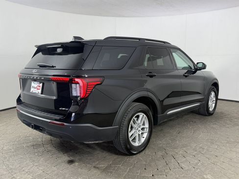 Used 2025 Ford Explorer Active AWD/4WD image 9