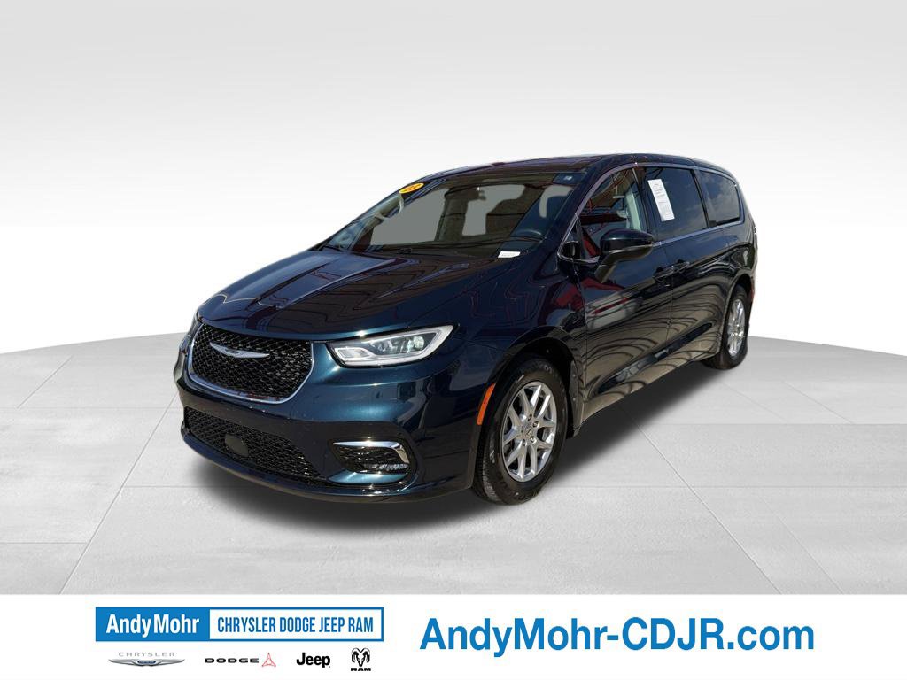 Used 2023 Chrysler Pacifica Touring-L FWD image 3