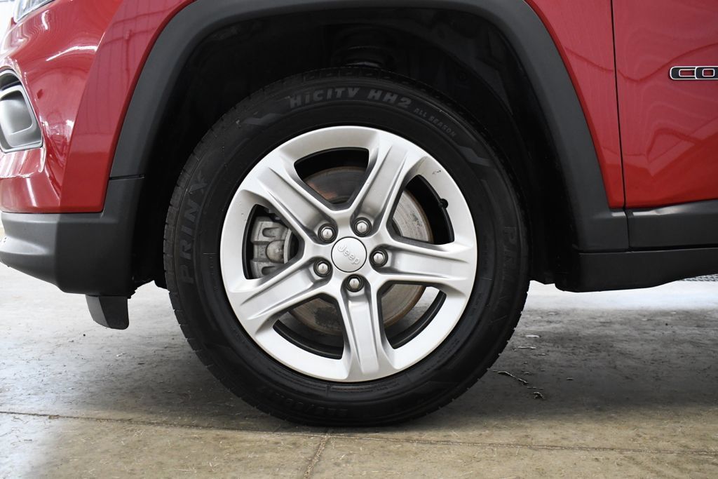 Used 2024 Jeep Compass Latitude AWD/4WD image 3
