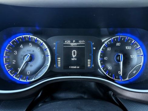 Used 2017 Chrysler Pacifica Touring-L FWD image 27