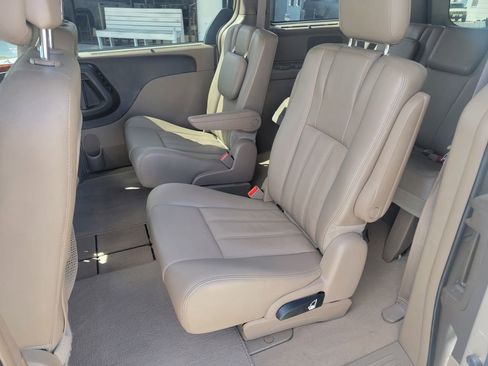 Used 2013 Chrysler Town & Country Touring-L w/ Entertainment Group #2 FWD image 12