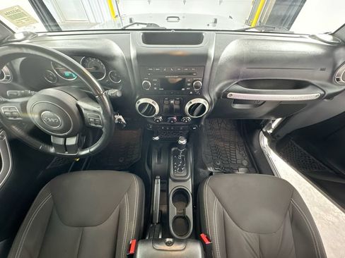 Used 2017 Jeep Wrangler Sahara w/ Connectivity Group AWD/4WD image 10