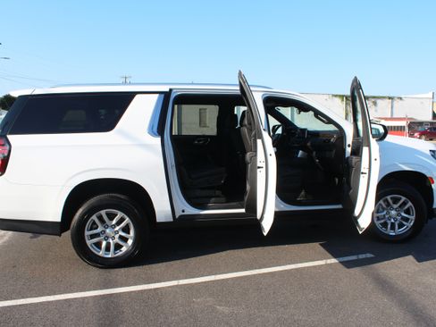 Used 2023 Chevrolet Suburban LT image 12