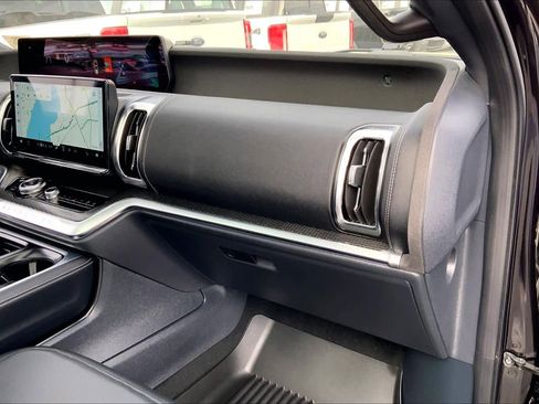 Certified 2025 Ford Expedition Platinum w/ Stealth Appearance Package image 17