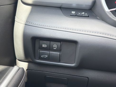 Certified 2025 Toyota Highlander XLE FWD image 14