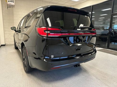 Used 2025 Chrysler Pacifica Limited w/ Trailer Tow Group AWD/4WD image 16